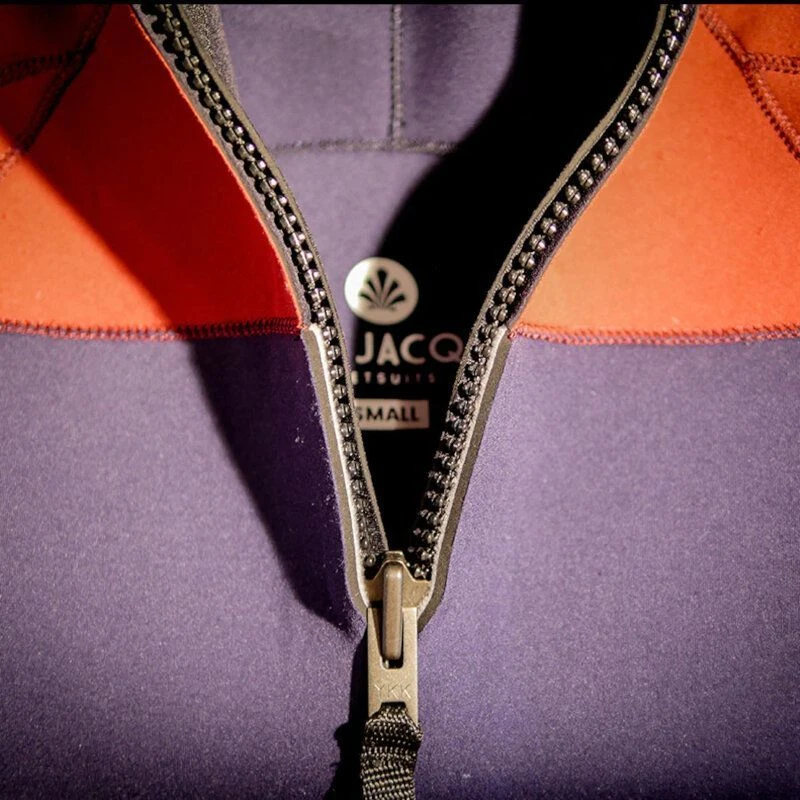 Combinaison Surf Femme Saint Jacques Wetsuits Lisa BackZip Bordeaux 3/2mm 2023 4 Combinaison Surf Femme Saint Jacques Wetsuits Lisa BackZip Bordeaux 3/2mm 2023 – Image 4