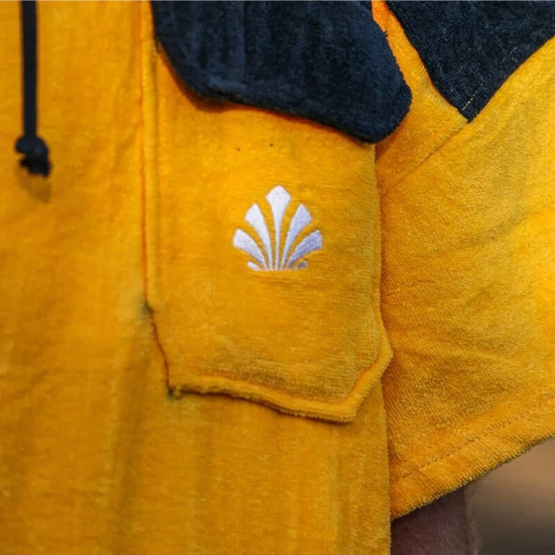 Poncho Surf Junior Saint Jacques Wetsuits Cargo Moutarde 2 Poncho Surf Junior Saint Jacques Wetsuits Cargo Moutarde – Image 2