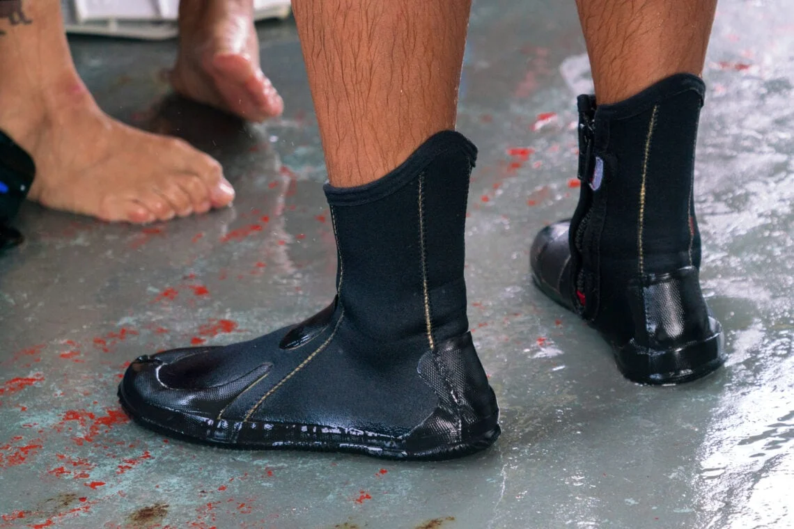 Plongee Sous Boutique 28 Plongee Sous Boutique -Plongee Sous Boutique testing dive boots on diver 1140x760 1